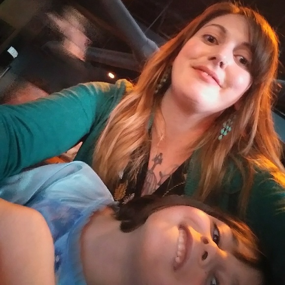 Meet your Posher, Lauren - Picture 2 of 3